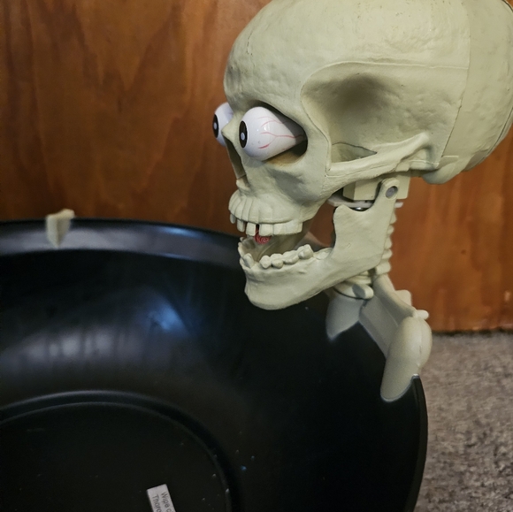 Rare Gemmy Animated Halloween Eyes Popping Skeleton Skull Head Candy Bowl (READ) - Picture 4 of 9